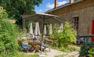 Innenhof mit Café, Foto: Martin Karnbach, Lizenz: Gemeinde Schwielowsee